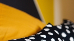 Le décor de Jules - Conseil en aménagement & décoration intérieure - Décoratrice et architecte d'intérieur Lille La madeleine Saint-andré-lez-lille Lambersart Bondues Marcq en baroeul - Dessin- Décoration chambre jaune - zoom coussins