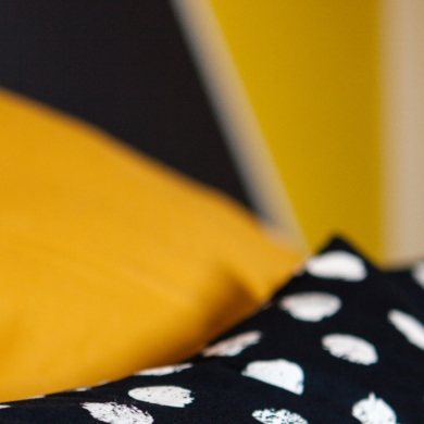 Le décor de Jules - Conseil en aménagement & décoration intérieure - Décoratrice et architecte d'intérieur Lille La madeleine Saint-andré-lez-lille Lambersart Bondues Marcq en baroeul - Dessin- Décoration chambre jaune - zoom coussins